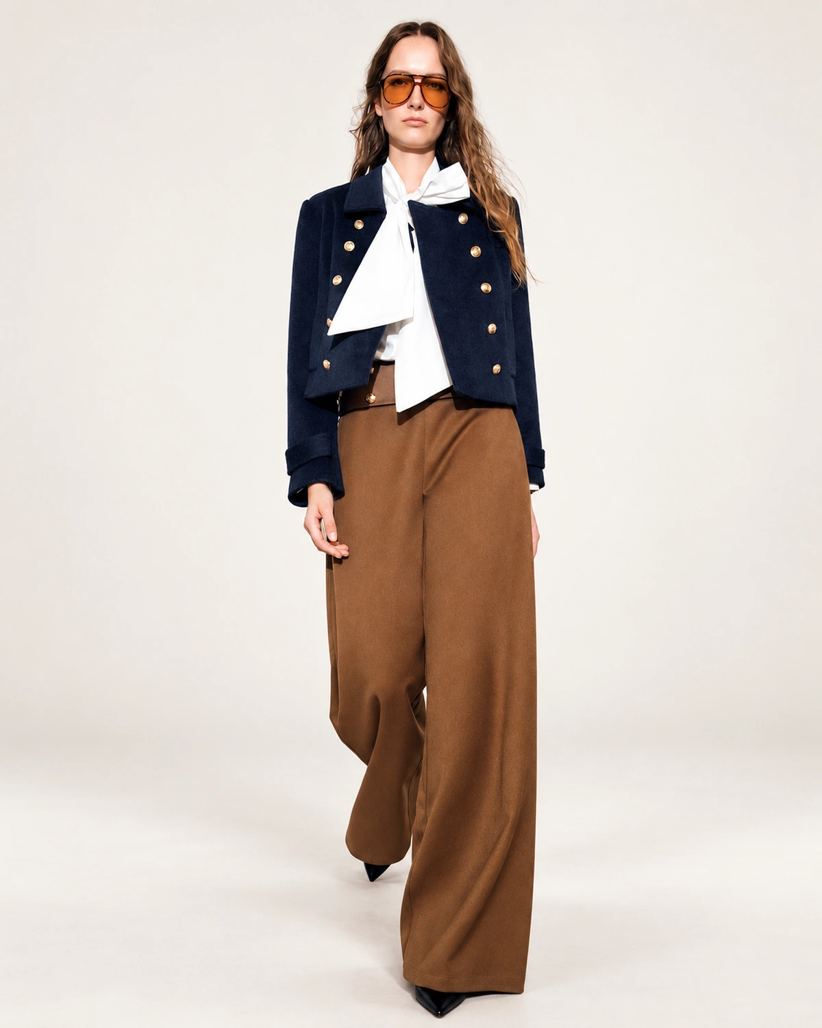 Calça wide leg feminina em alfaiataria com botões dourados em estúdio mineral.