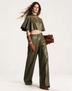 Calça pantalona feminina em material sintético PU com cinto fivelado em estúdio mineral.
