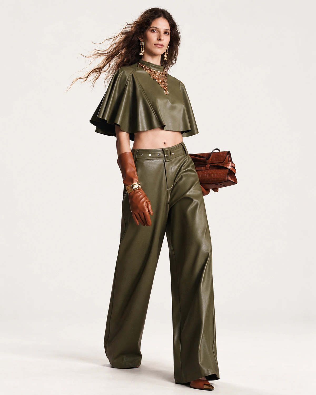 Calça pantalona feminina em material sintético PU com cinto fivelado em estúdio mineral.