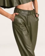 Calça pantalona feminina em material sintético PU com cinto fivelado em estúdio mineral.