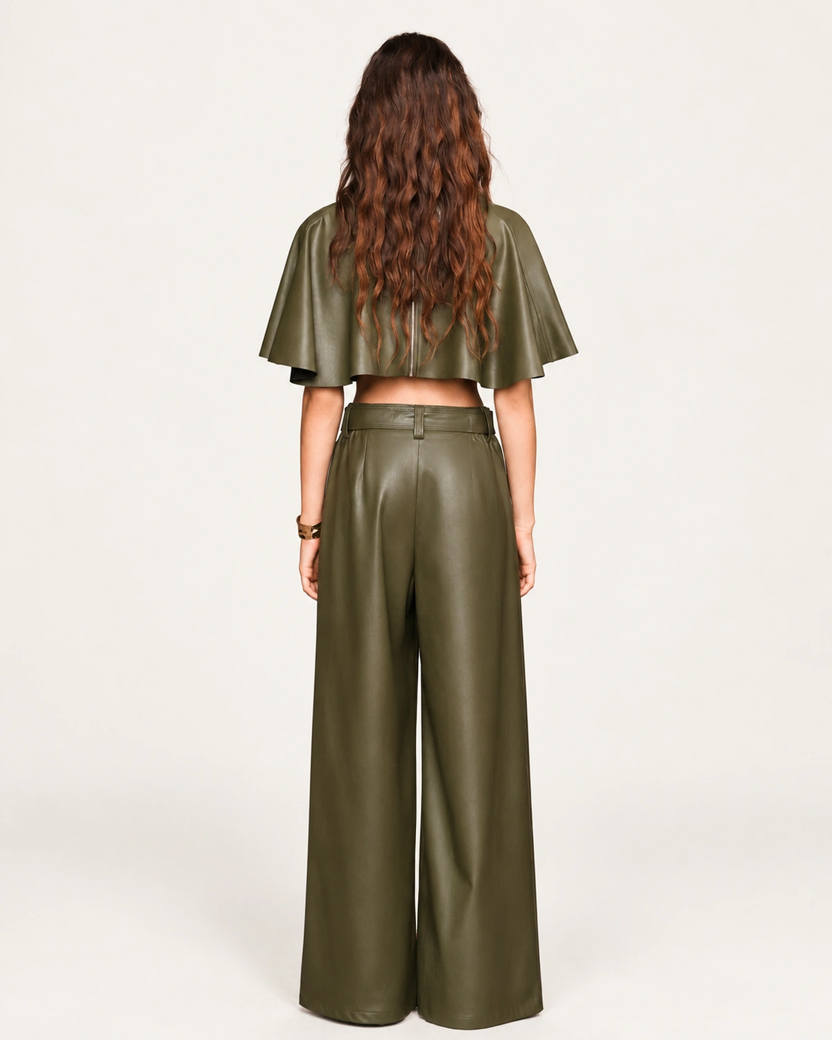 Calça pantalona feminina em material sintético PU com cinto fivelado em estúdio mineral.