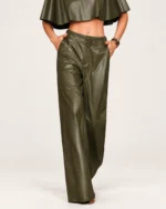 Calça pantalona feminina em material sintético PU com cinto fivelado em estúdio mineral.