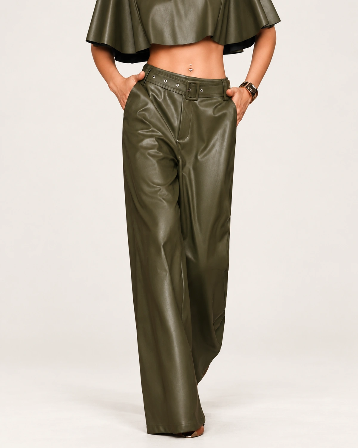 Calça pantalona feminina em material sintético PU com cinto fivelado em estúdio mineral.