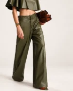 Calça pantalona feminina em material sintético PU com cinto fivelado em estúdio mineral.