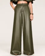 Calça pantalona feminina em material sintético PU com cinto fivelado em estúdio mineral.