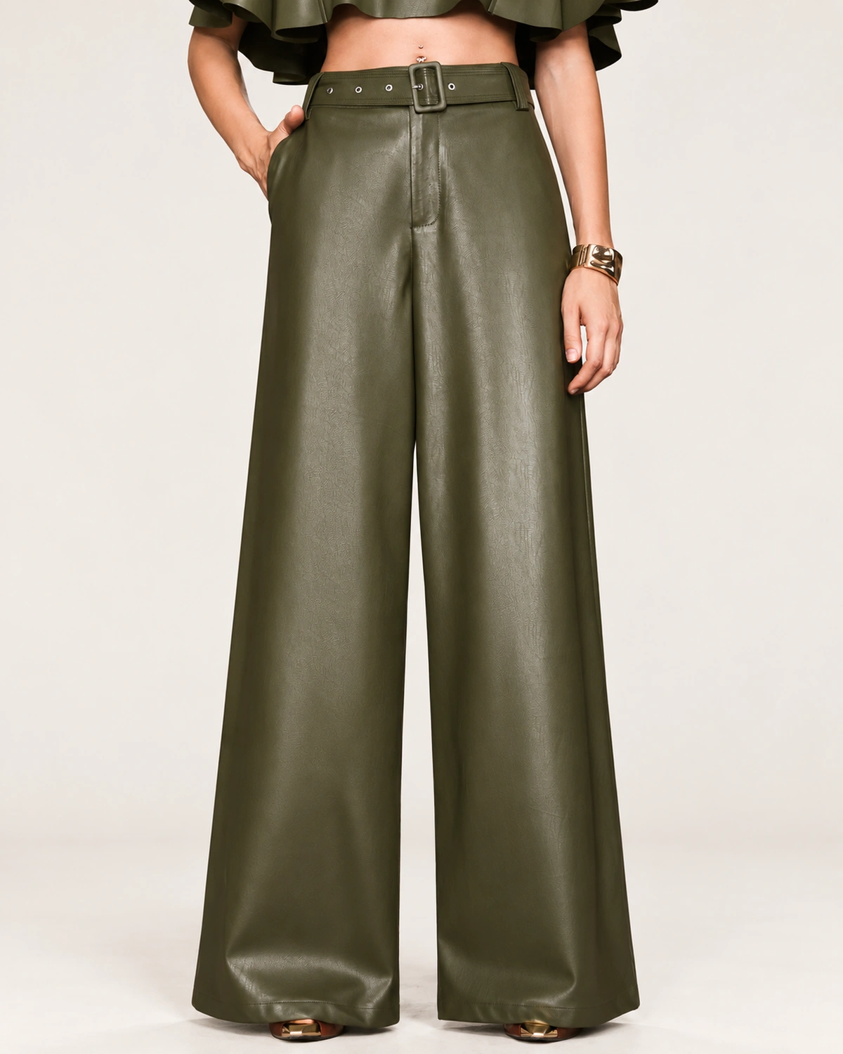 Calça pantalona feminina em material sintético PU com cinto fivelado em estúdio mineral.