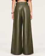 Calça pantalona feminina em material sintético PU com cinto fivelado em estúdio mineral.