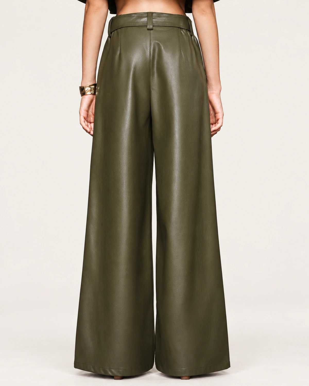 Calça pantalona feminina em material sintético PU com cinto fivelado em estúdio mineral.