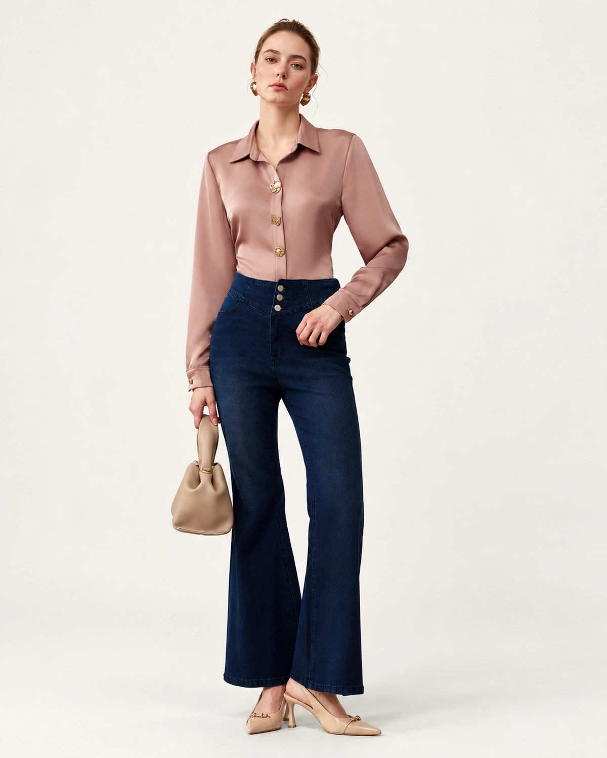 Camisa feminina acetinada em estúdio mineral, acabamento em botões joia.