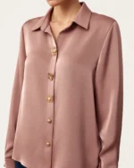 Camisa feminina acetinada em estúdio mineral, acabamento em botões joia.