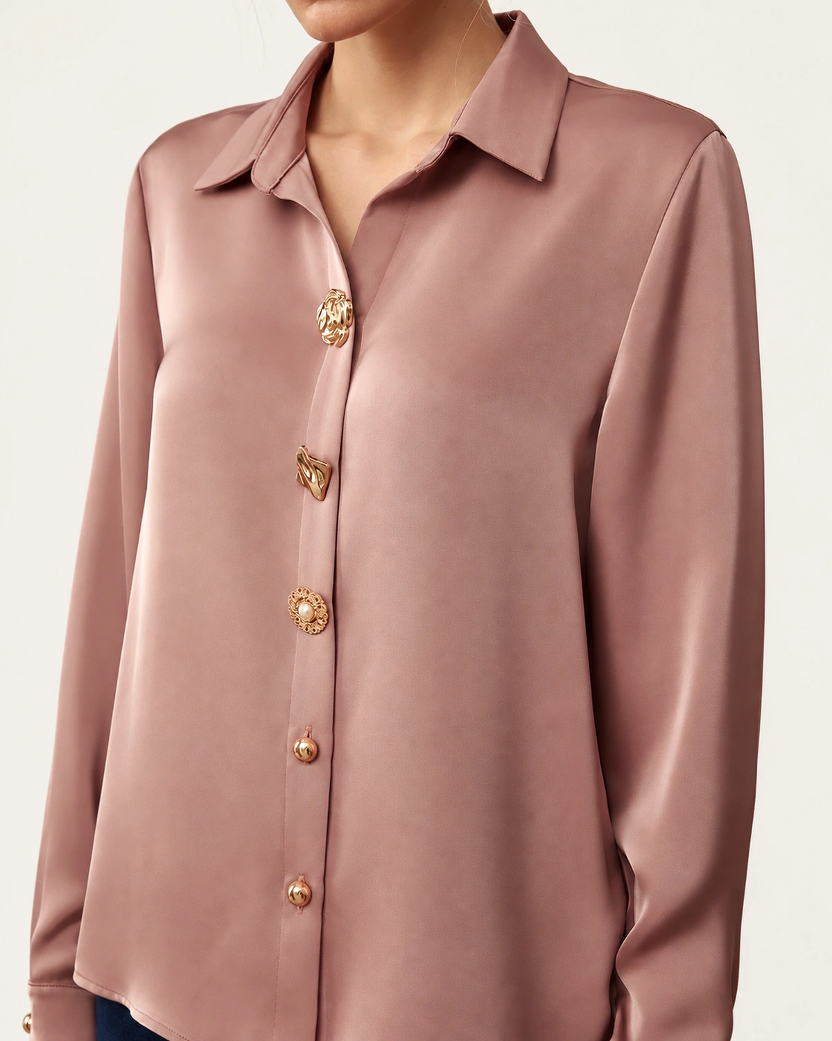 Camisa feminina acetinada em estúdio mineral, acabamento em botões joia.