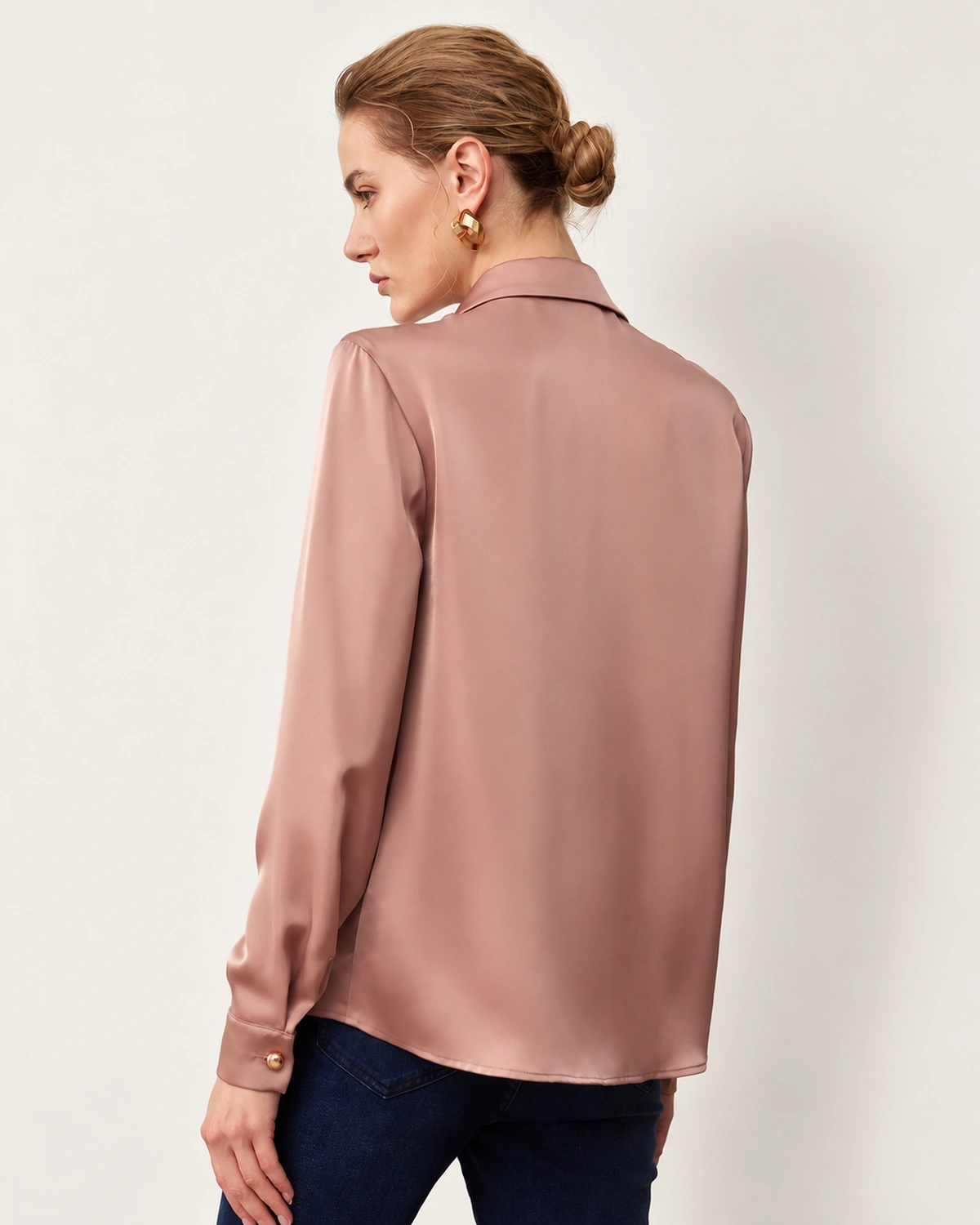 Camisa feminina acetinada em estúdio mineral, acabamento em botões joia.