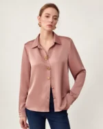 Camisa feminina acetinada em estúdio mineral, acabamento em botões joia.