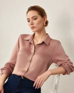 Camisa feminina acetinada em estúdio mineral, acabamento em botões joia.