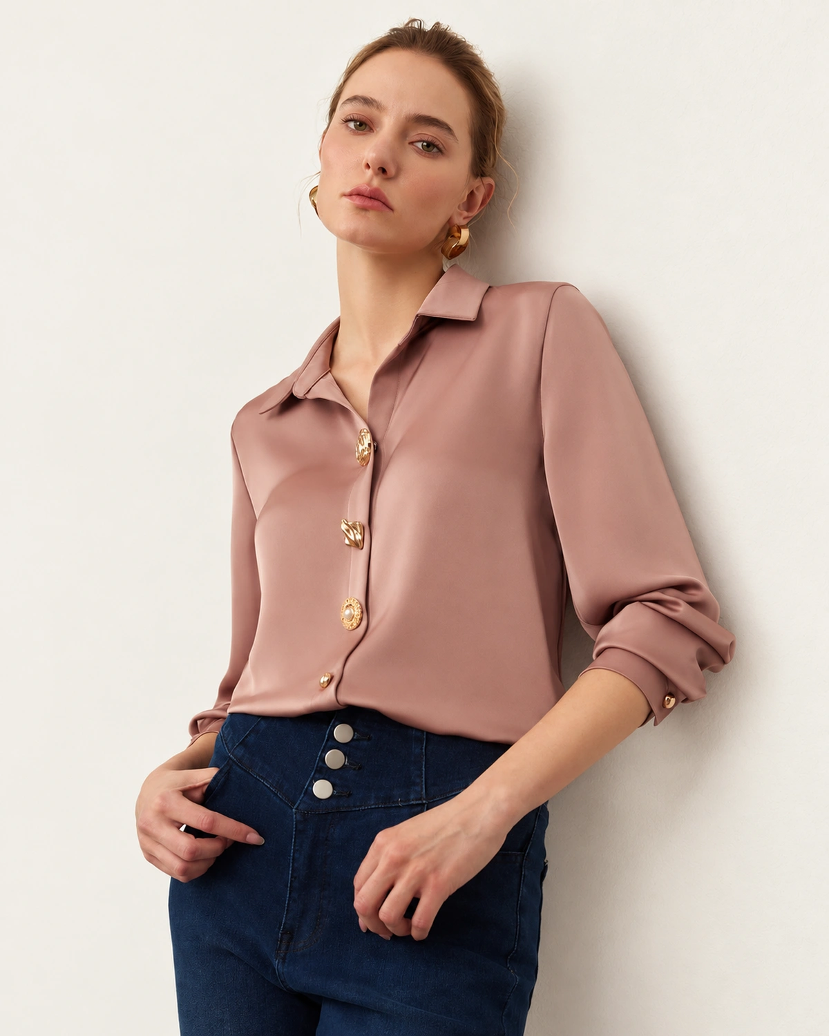 Camisa feminina acetinada em estúdio mineral, acabamento em botões joia.
