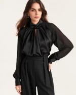 Camisa acetinada com gola drapeada e mangas em crepe fluido na cor Noir, foto 01