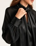 Camisa acetinada com gola drapeada e mangas em crepe fluido na cor Noir, foto 02