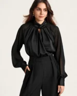 Camisa acetinada com gola drapeada e mangas em crepe fluido na cor Noir, foto 06