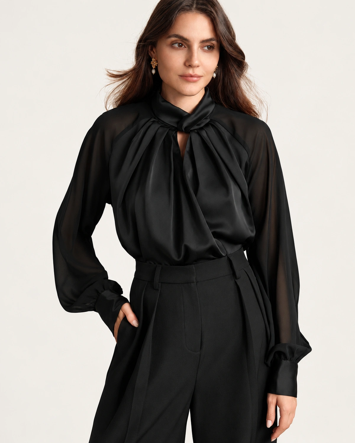 Camisa acetinada com gola drapeada e mangas em crepe fluido na cor Noir, foto 06