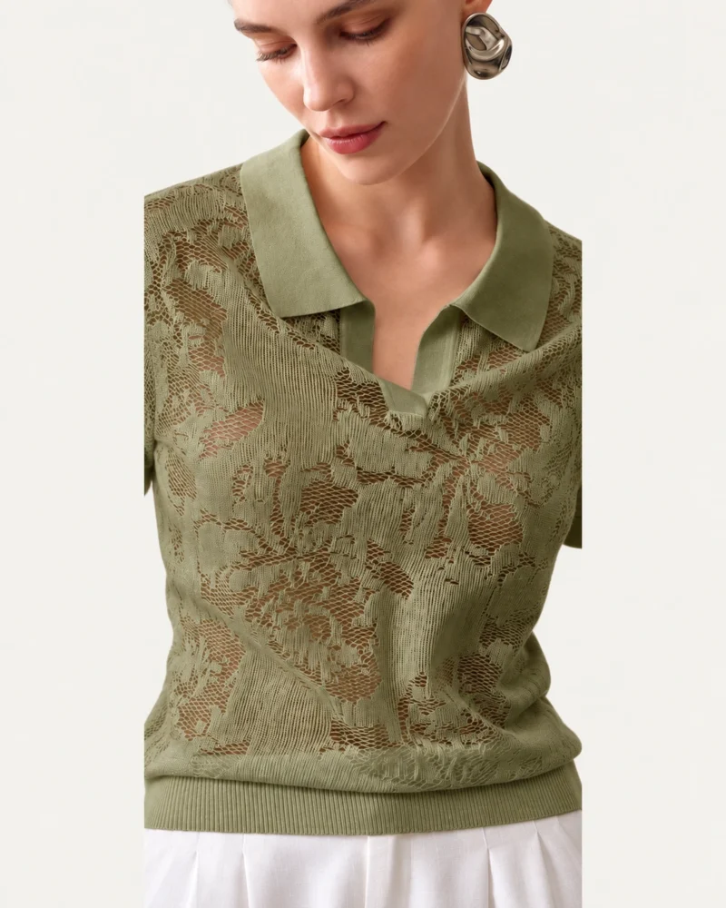 Camisa polo em tricot rendado floral com gola esporte na cor Verde Oliva, foto 01