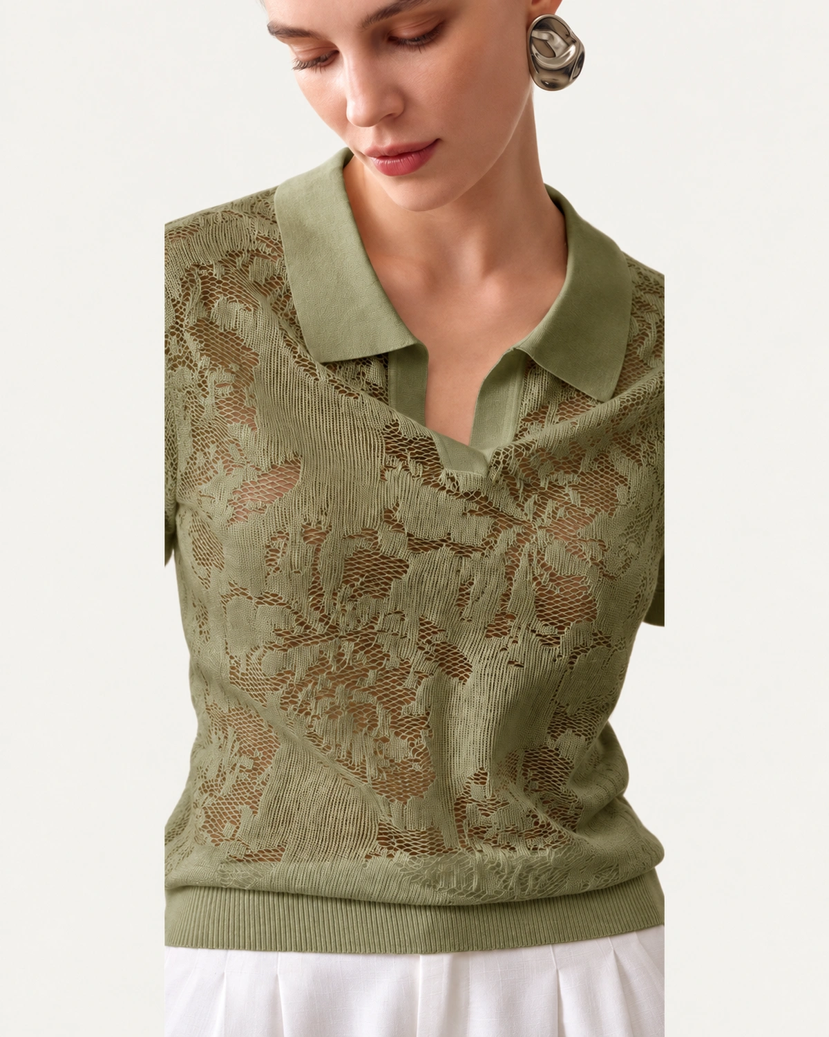 Camisa polo em tricot rendado floral com gola esporte na cor Verde Oliva, foto 01