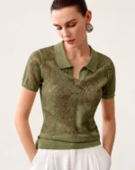 Camisa polo em tricot rendado floral com gola esporte na cor Verde Oliva, foto 02