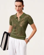 Camisa polo em tricot rendado floral com gola esporte na cor Verde Oliva, foto 03