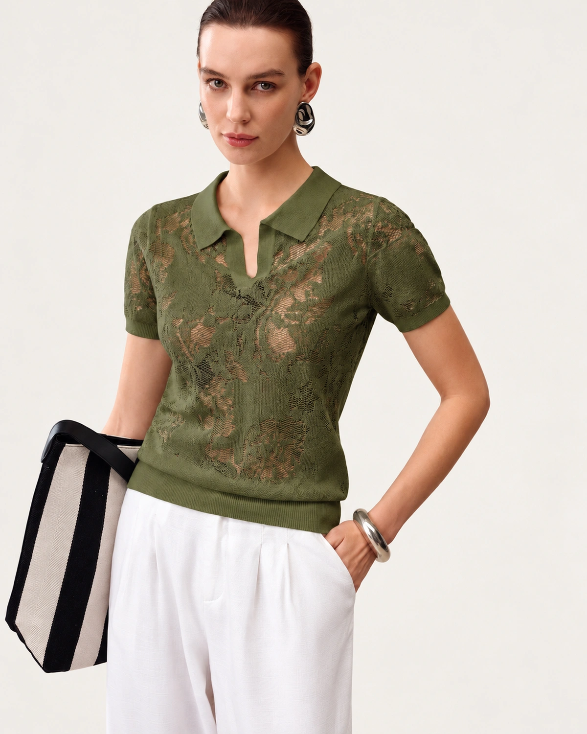 Camisa polo em tricot rendado floral com gola esporte na cor Verde Oliva, foto 03
