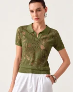 Camisa polo em tricot rendado floral com gola esporte na cor Verde Oliva, foto 04