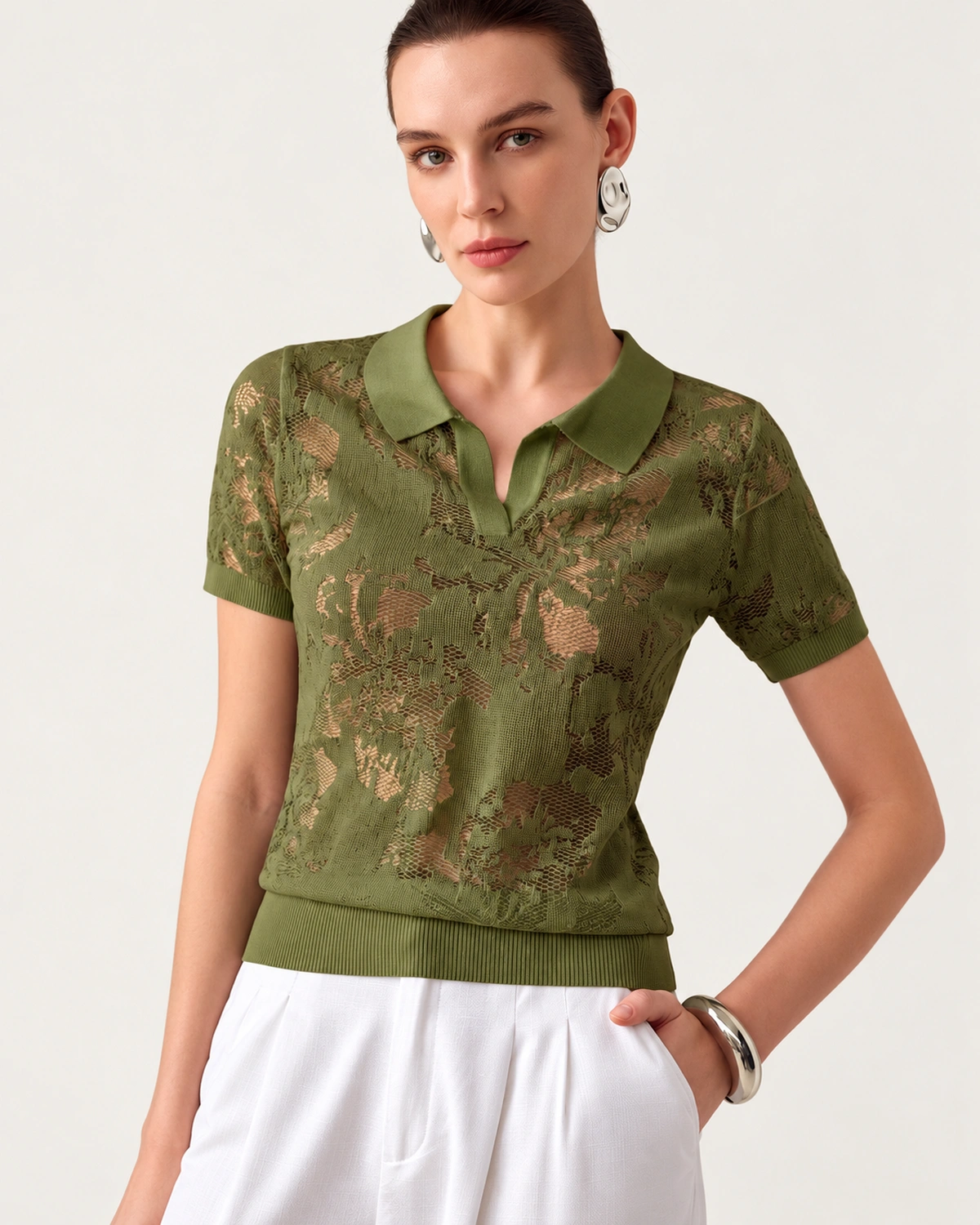 Camisa polo em tricot rendado floral com gola esporte na cor Verde Oliva, foto 04