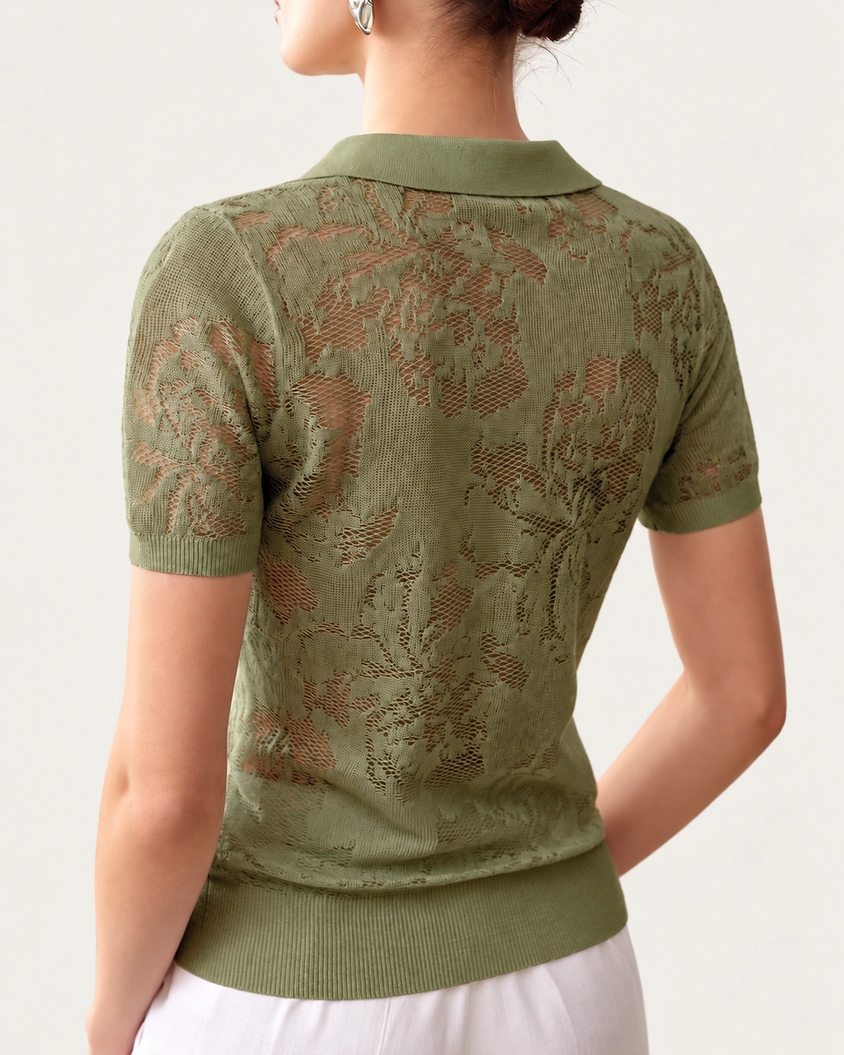 Camisa polo em tricot rendado floral com gola esporte na cor Verde Oliva, foto 05