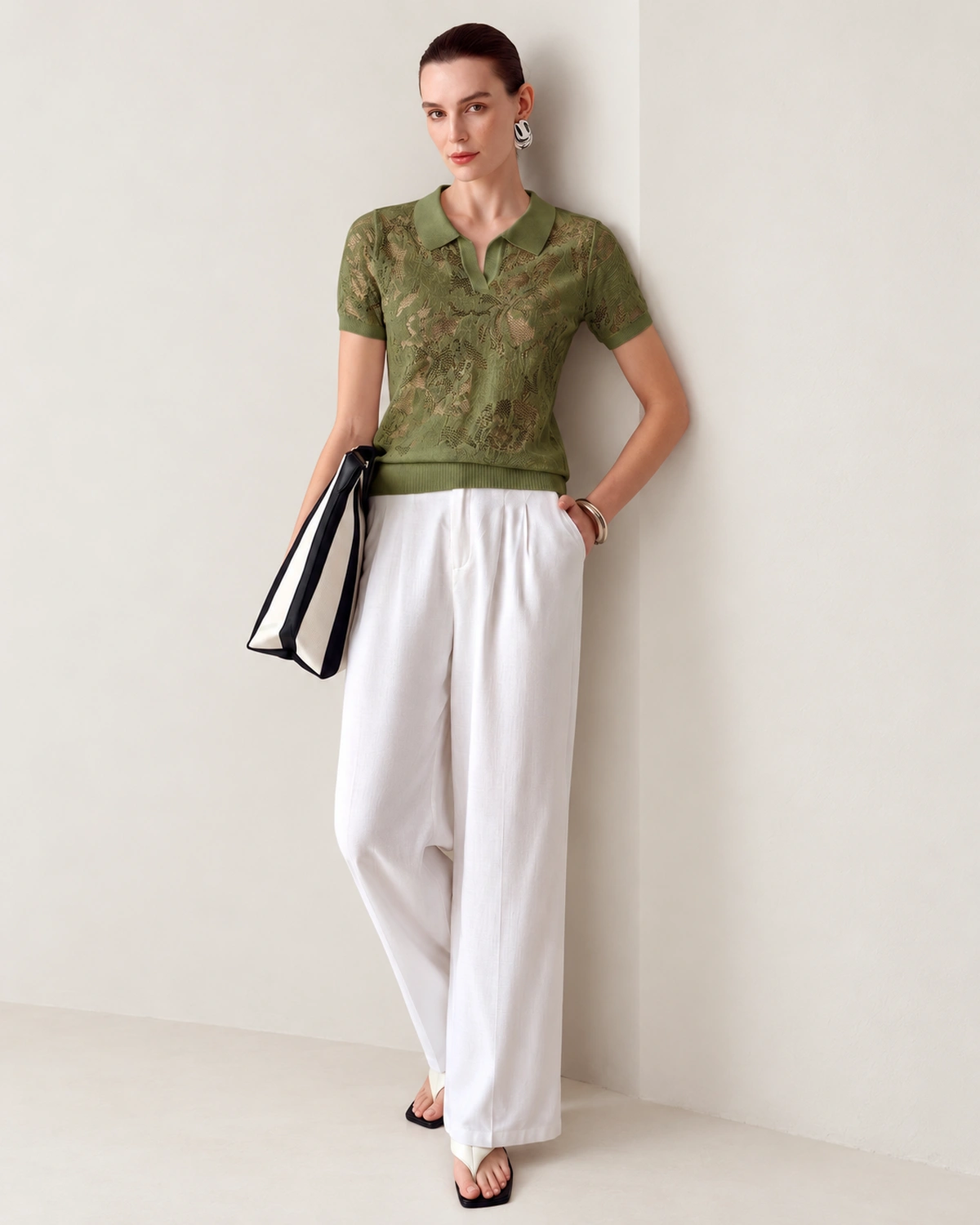 Camisa polo em tricot rendado floral com gola esporte na cor Verde Oliva, foto 06