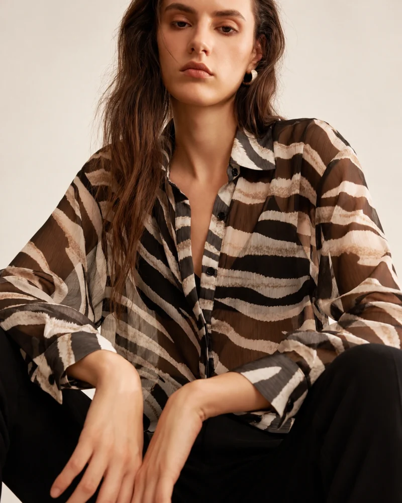 Modelo vestindo camisa estampada zebra Preto e Branco em estúdio mineral
