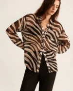 Modelo vestindo camisa estampada zebra Preto e Branco em estúdio mineral