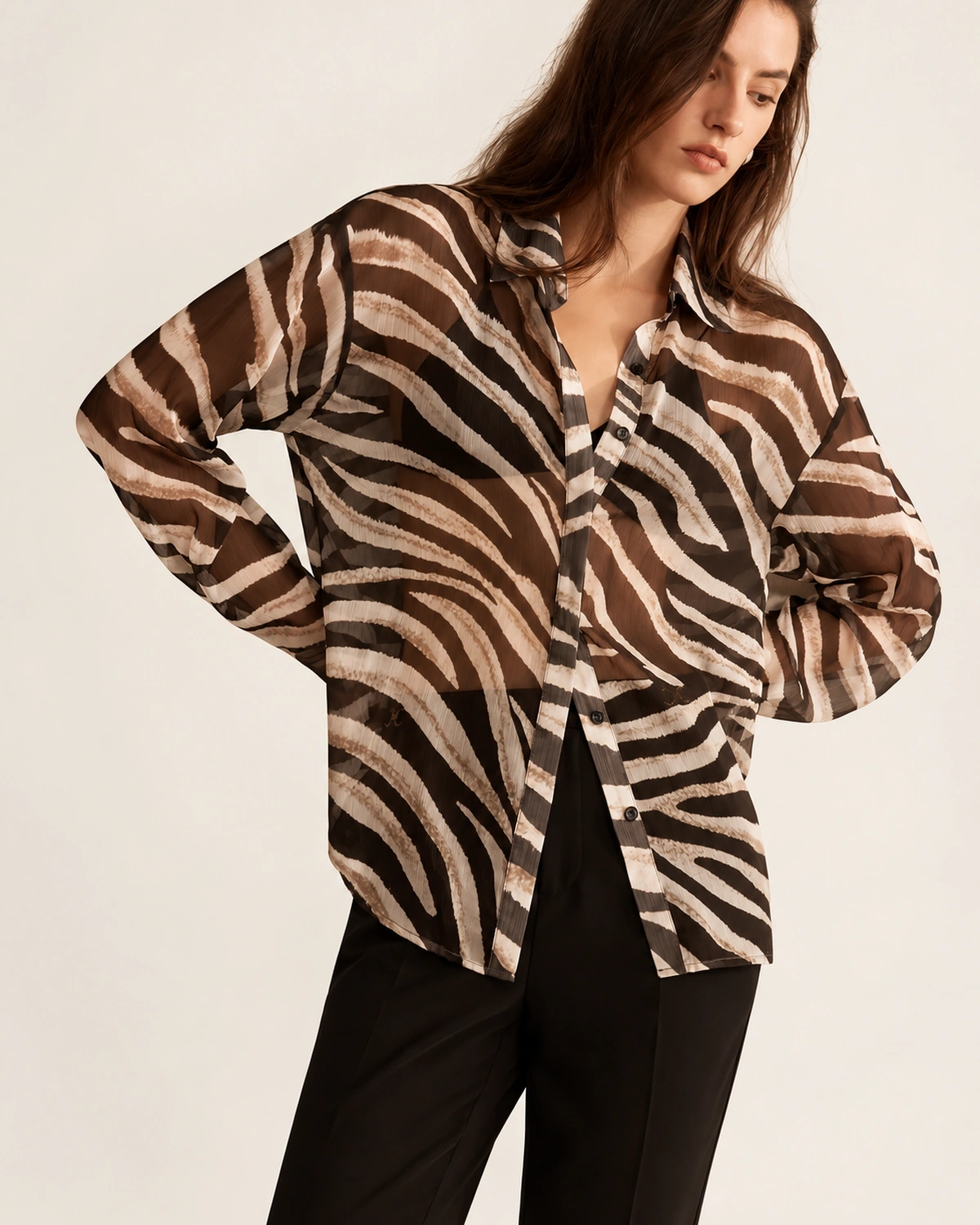Modelo vestindo camisa estampada zebra Preto e Branco em estúdio mineral