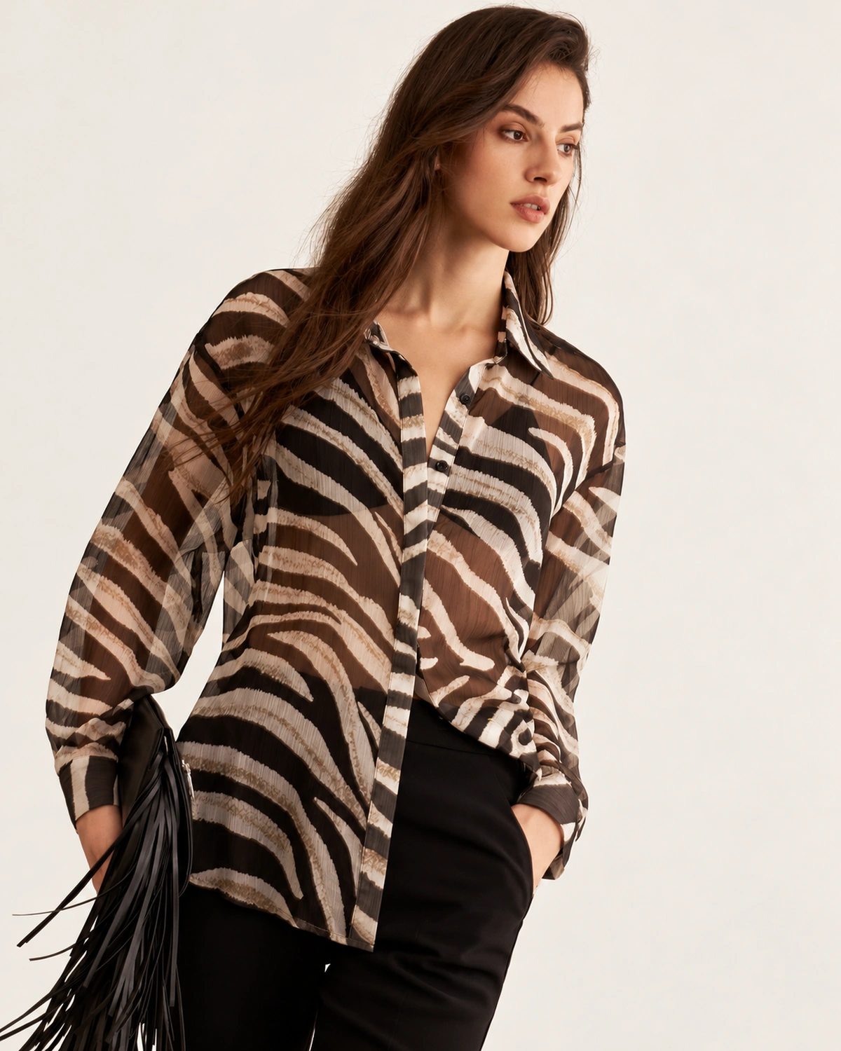 Modelo vestindo camisa estampada zebra Preto e Branco em estúdio mineral