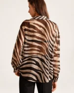 Modelo vestindo camisa estampada zebra Preto e Branco em estúdio mineral