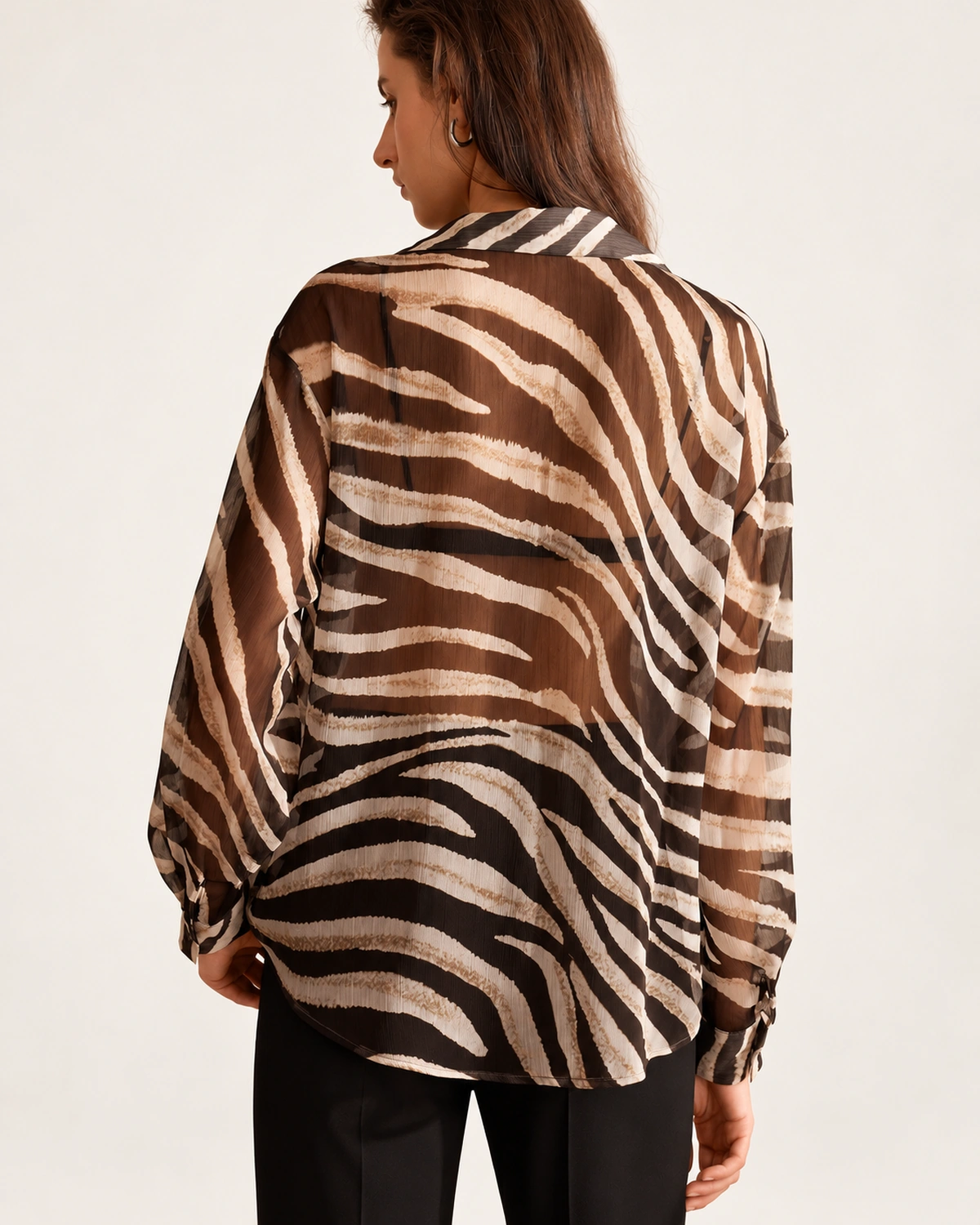Modelo vestindo camisa estampada zebra Preto e Branco em estúdio mineral