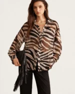 Camisa em Seda Sintética com Estampa Zebra Mineral Abstrata na cor Preto e Branco vista 07