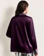 Camisa feminina acetinada em estúdio mineral com aplicações em strass.