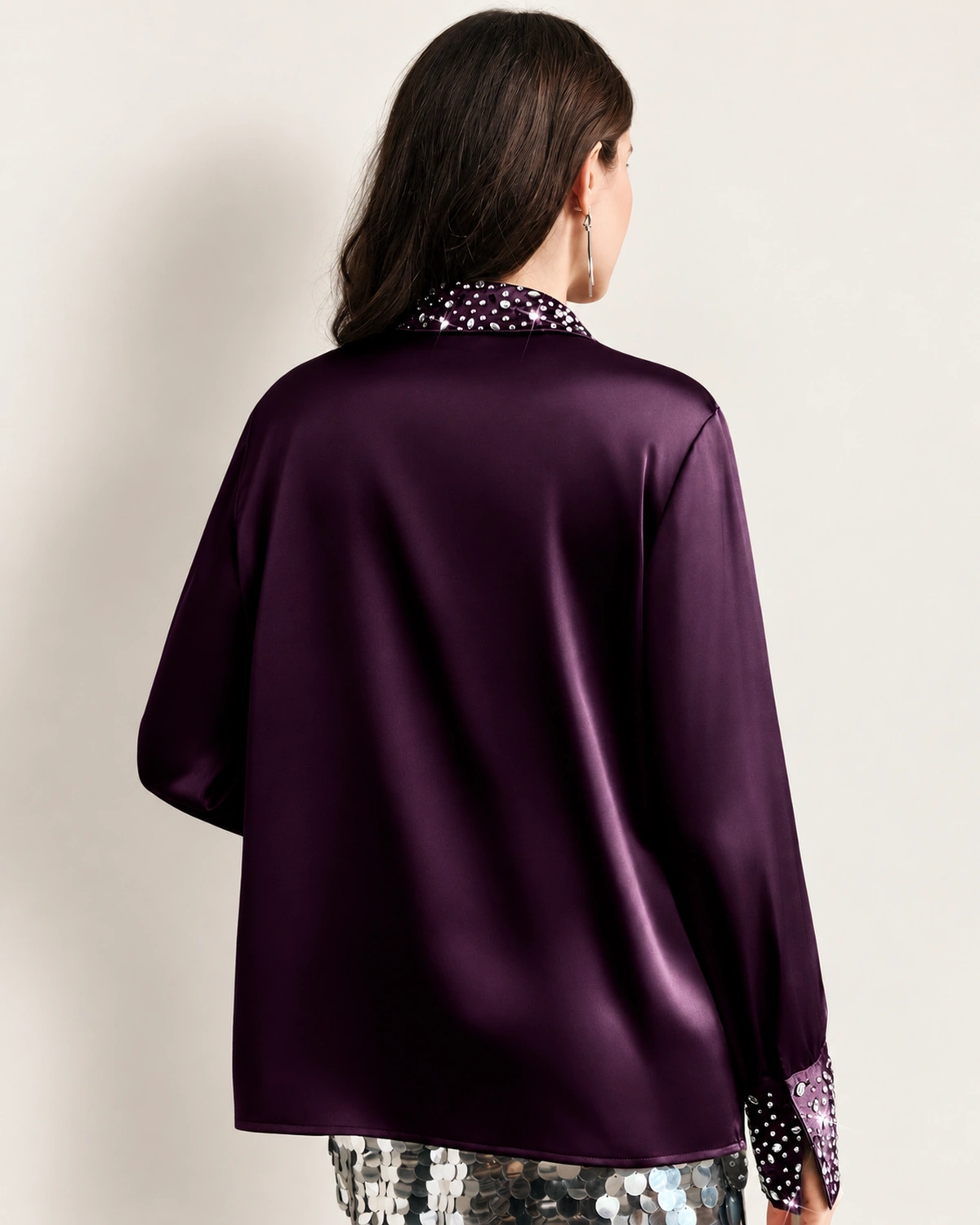 Camisa feminina acetinada em estúdio mineral com aplicações em strass.