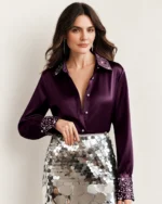 Camisa feminina acetinada em estúdio mineral com aplicações em strass.