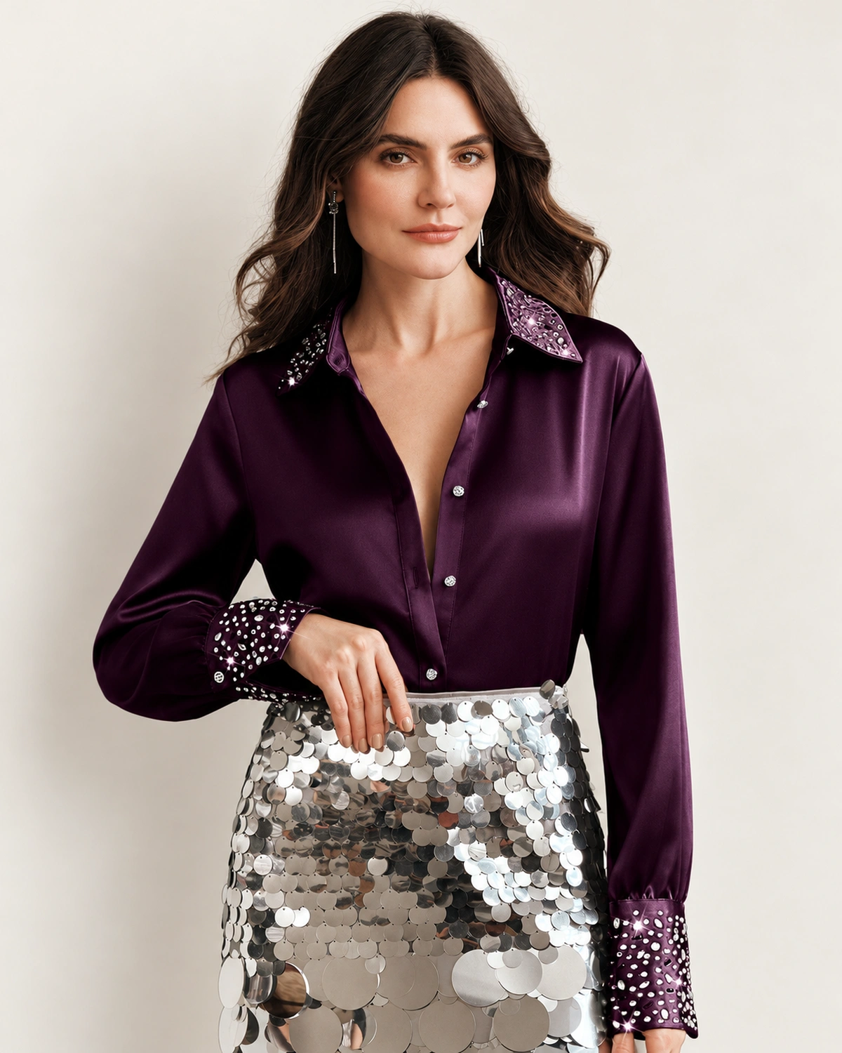 Camisa feminina acetinada em estúdio mineral com aplicações em strass.