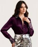 Camisa feminina acetinada em estúdio mineral com aplicações em strass.