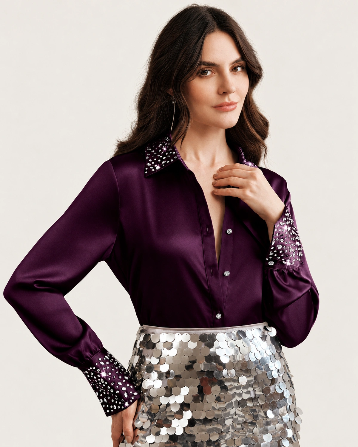 Camisa feminina acetinada em estúdio mineral com aplicações em strass.