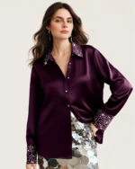 Camisa feminina acetinada em estúdio mineral com aplicações em strass.