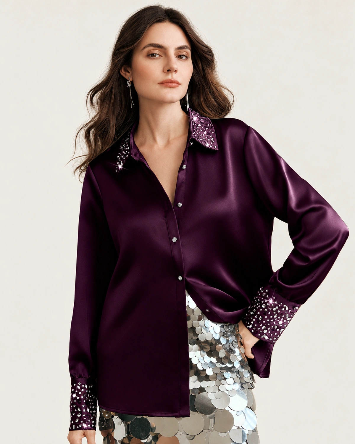 Camisa feminina acetinada em estúdio mineral com aplicações em strass.