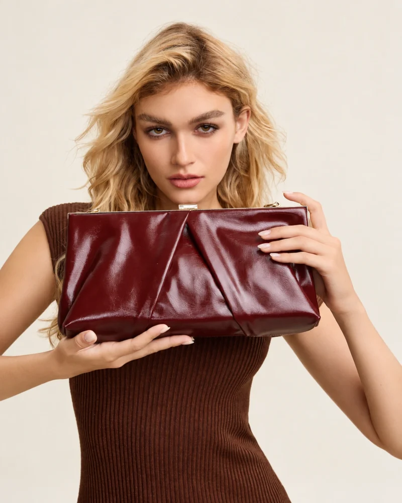 Bolsa Clutch Drapeada em Couro Envernizado com Armação Metálica na cor Bordô Imperial foto 01