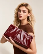 Bolsa Clutch Drapeada em Couro Envernizado com Armação Metálica na cor Bordô Imperial foto 03