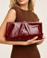 Bolsa Clutch Drapeada em Couro Envernizado com Armação Metálica na cor Bordô Imperial foto 04